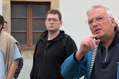 Professor Helmuth Albrecht (r.) vom Projekt „Recomine“ informierte über die historische Bedeutung des Standortes.