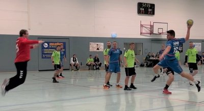 Auch wenn der Oberländer Marlon Rockstroh (rechts) hier frei zum Wurf kommt, scheitert er an Sirko Schuster im Kasten von Mylau-Reichenbach, das 32:22 siegte. 