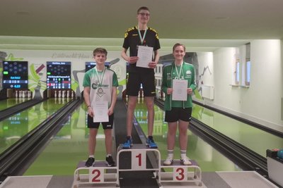 Mit seinem Sprint-Bezirksmeistertitel sorgte Ramon Holler (Mitte) für das i-Tüpfelchen.