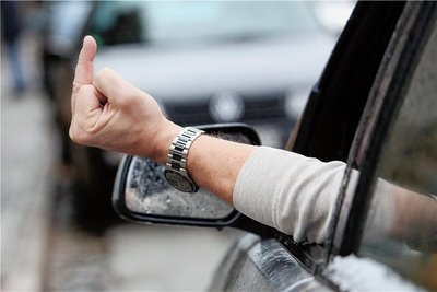 Verbreitete Zeichensprache im Straßenverkehr: Aggressionen sind allgegenwärtig - und eine Lösung des Problems ferner denn je. 