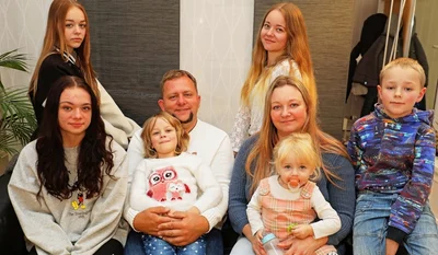 Nur Vierbeiner Ben fehlt auf dem Foto. Familie Hanf aus Neumark geht sonst immer gemeinsam durch dick und dünn. In diesem Fall schauen alle auf den Fotografen, und zwar vorn von links: Thalea, Vater Jörg mit Mia, Mutter Sandra mit Freya und Elias. Hinten von links: Vanessa und Jessica. 