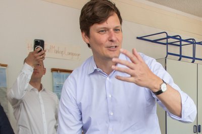 Sachsens Kultusminister auf Schultour, hier an einer Oberschule im Vogtlandkreis - festgehalten mit Handy.