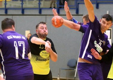 Hände ohne Ende in der Auer Mauer, aber die Schüsse des Oelsnitzers Felix Bechler (gelbes Trikot) fanden immer wieder ihr Ziel. Zehnmal traf der beste TSV-Torschütze beim 28:23-Erfolg gegen Wismut Aue. 