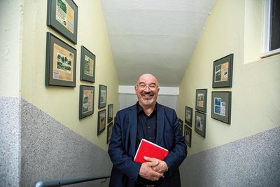 Über vier Etagen verteilen sich im Treppenhaus insgesamt 223 gerahmte Kalenderblätter. Michael Köbrich von der HKMS Treuhand würdigt mit dieser einmaligen Galerie die Spitzenstadt. 