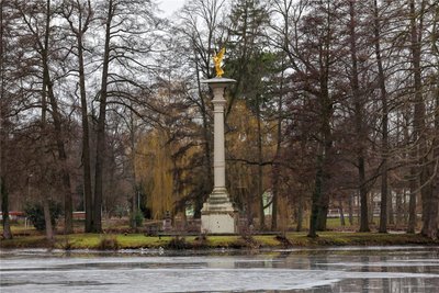 Die Stadt Glauchau will sich um Fördermittel bemühen, um die marode Hedrichsäule im Gründelpark zu sanieren.
