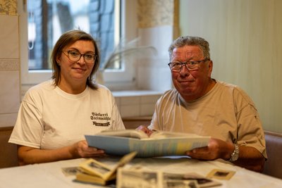 Manja Engel mit ihrem Vater Reinhard Uhlig beim Durchblättern der alten Familienfotos.