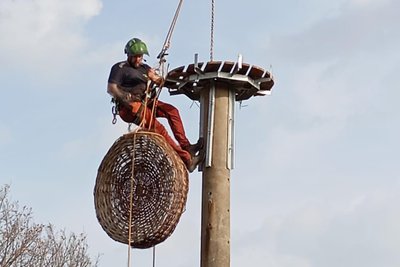 Mensch und Korb am Kranhaken in Reuth. Mit dieser Aktion sorgte eine Rodewischer Firma jetzt am alten Bahndamm für Aufsehen.