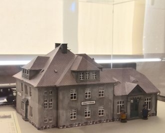 Ein Kartonmodell des Oberfrohnaer Bahnhofs: Gebaut und gestaltet hat es Gert Sommer.