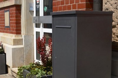 Der neue Fristen-Briefkasten steht frei vor dem Rathaus.