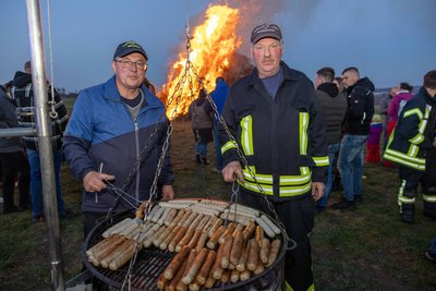 Dietmar Büttner (r.) und Jens Kühn organisieren seit 16. Jahren das Osterfeuer in Schönerstadt.