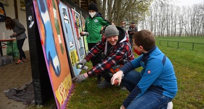Gemeinsam mit 17 Schulkindern hat Graffiti- und Tattookünstler Patrick Weise am Donnerstag im Vereinshaus am Gemeindewald in Limbach-Oberfrohna Tafeln gestaltet.