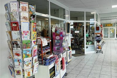 Der Laden befindet sich in einer kleinen Passage, in der noch weitere Geschäfte beziehungsweise Filialen untergebracht sind.
