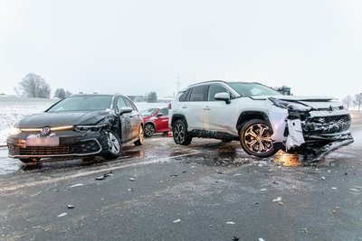 Aufgrund von Schneeglätte krachtem am Mittwochmorgen auf der S258 zwischen Brünlos und Zwönitz (Erzgebirgskreis) ein Volkswagen und ein Suzuki ineinander.
