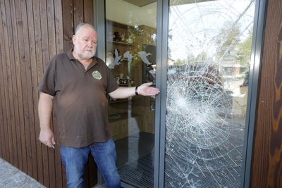 Tierparkchef Uwe Dempewolf zeigt die zerstörte Glastür am Eingang. 