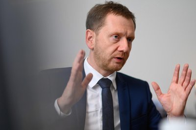 Michael Kretschmer (CDU), Ministerpräsident von Sachsen, diskutiert am Montagabend mit Wolkensteiner Bürgern.