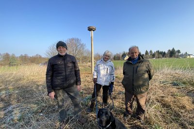 Herzlich willkommen in Reuth sagen Ingrid und Peter Wollmann sowie Reiner Tschaschke (rechts) – stellvertretend für viele andere Unterstützer des Storchenprojekts.