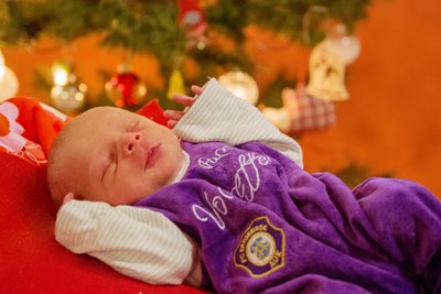 Weihnachtsbaby Leon wurde für das Foto in den Farben des FC Erzgebirge Aue unterm Tannenbaum in Szene gesetzt.