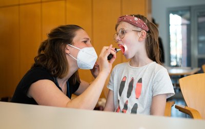 Laut RKI beginnt die Krankheit meist mit Halsschmerzen, Temperaturen bis zu 39 °C und Schluckbeschwerden.