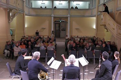 Roman Knižka rezitierte, spielte und sang - nahm das Publikum mit auf eine geschichtliche Reise ins Krisenjahr 1923. Die Bläser von Opus 45 rahmten den Abend musikalisch ein.