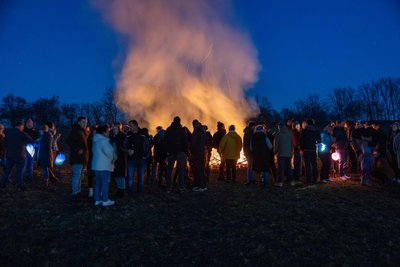 Auch in Menmmendorf schlugen am Gründonnerstag die Flammen hoch.