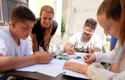 Zunächst wurden die Motive zu Papier gebracht. Katja Mehlhorn (2. von links) vom Kreisjugendring schaut hier Solmann, Amir und Vivien (von links) über die Schulter. 