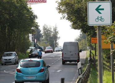 Mangels Radweg sollen Radfahrer diesen Abschnitt der B 173 zwischen Voigtsgrüner Weg und der sogenannten Bauhaus-Kreuzung nutzen. Das Foto ist aus dem Archiv der "Freien Presse" und zeigt Redakteur Tino Beyer, der sich mutig ins Verkehrsgetümmel stürzt. Sollen dort allen Ernstes Familien mit Kindern entlang radeln? 