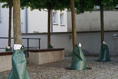 Auch im Oelsnitzer Rathaus-Innenhof kommen die Wassersäcke zum Einsatz. 