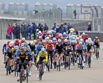 Beim Rennen der Radsport-Elite mit 70 Startern auf dem Motorrad-Grand-Prix-Kurs in Hohenstein-Ernstthal ging bei widrigen Bedingungen die Post ab. Immer wieder wurden Attacken gefahren. 