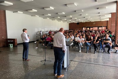 Die Geschäftsleitung von Sachsenguss erklärte den Mitarbeitern im August, wie sie die Sanierung der Gießerei voranbringen will.