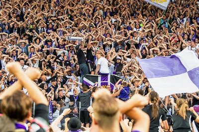 Das bleibt derzeit ein Wunsch: Jubel der Fans des FC Erzgebirge im voll besetzten heimischen Stadion. 