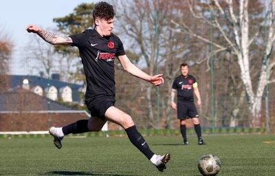 Julian Rudolph (vorn) und Steffen Vogel, der den Schuss im Spiel gegen Lichtenberg beobachtet, trafen zuletzt in Freiberg für den MSV. 