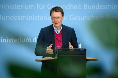 Bundesgesundheitsminister Karl Lauterbach (SPD) äußert sich bei einer Pressekonferenz zur aktuellen Corona-Lage.