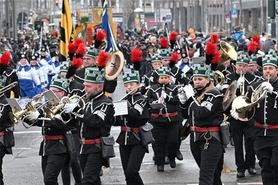 Die Parade zog vom Theaterplatz über die Straße der Nationen in die Brückenstraße. Dort wendete sie.