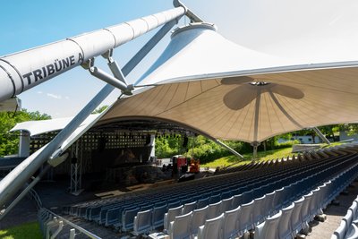 Die ersten Besucher können kommen. Das Membrandach des Plauener Parktheaters wurde vor Saisonstart gereinigt und gewartet.