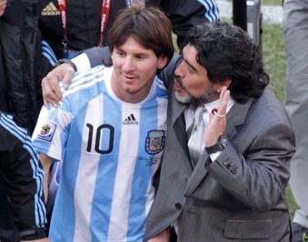 Diego Maradona und Lionel Messi, hier gemeinsam bei der WM 2010, werden in Argentinien immer wieder verglichen. (Archivbild)