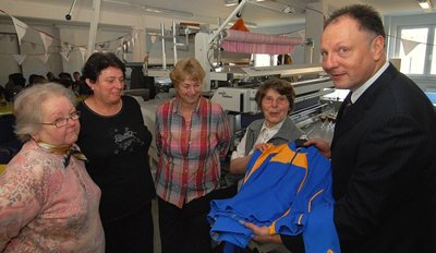 15 Jahre Lobe-Wäsche in Altmittweida: Firmenchef Peter Kunze (r.) zeigt den ehemaligen Mitarbeiterinnen Elke Bergner, Traudel Sieber, Christa Augustin und Doris Köhler (v. l.) an der neuen Legemaschine, was heute alles im mittelständischen Unternehmen gefertigt wird. 