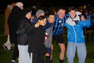 Autogrammjagd mit Amateurfußballern: Fotoshooting mit Athletic-Spieler Valentin Grundmann.