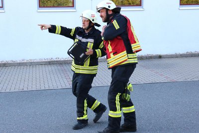 Trainiert wurde auch das Zusammenspiel der Führungskräfte. Hier sprechen sich Aiko Rehwagen (l.) und Matthias Börner ab.