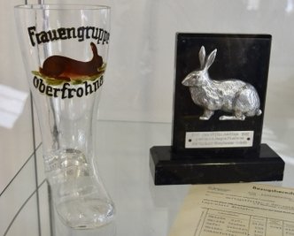Historische Stücke vom Kaninchenzuchtverein Oberfrohna: Trinkstiefel und Jubiläums-Tafel.