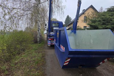Zwei Container standen für die Räumung bereit. Eine letzte Frist verhinderte, dass sie voll beladen wurden.