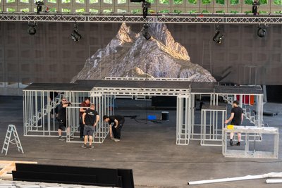Das Theater Plauen-Zwickau hat im Plauener Parktheater mit dem Aufbau des Bühnenbildes zum „Der Graf von Monte Christo“ begonnen.