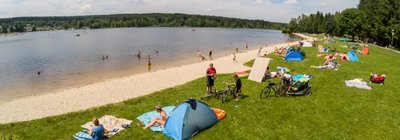Zeitiges Kommen sicherte am Greifbachstauweiher gute Plätze. Der Siebenschläfertag machte Hoffnung auf mehr Badewetter. 