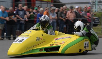 Hendrik Klaus aus Pfaffenhain und Cathleen Richter aus Lugau düsten 2018 mit einem Honda-Gespann übers Zschorlauer Dreieck. Die Seitenwagenklasse ist stets ein Zuschauermagnet und auch beim 25. Classic-Grand-Prix am kommenden Wochenende stark besetzt. 