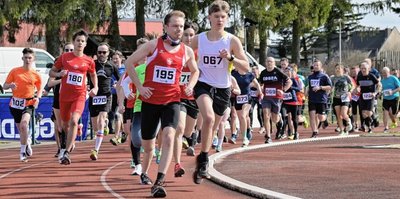 Kurzärmelig im März: Bei der 30. Treuener Stadtmeisterschaft im Straßenlauf sind über 200 Teilnehmer an den Start gegangen. Das Foto entstand kurz nach dem Start über 5 und 9,5 Kilometer. 