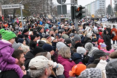 Tausende Zuschauer wollten die Parade sehen. Darunter viele Familien.