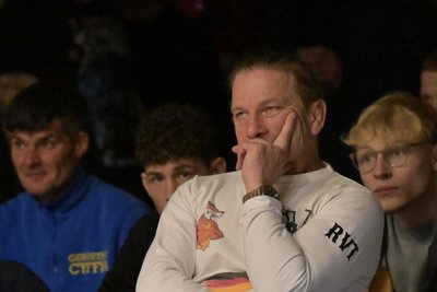 Thalheims Trainer Steffen Richter verfolgt das Geschehen auf der Matte mit voller Konzentration.