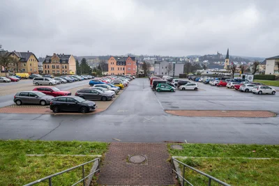 Der Schillerplatz wird gerade von Pendlern gern als Parkplatz genutzt. Kostet das Parken zukünftig?