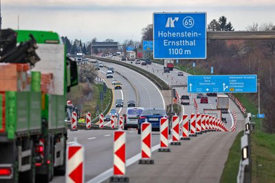 Die Warnbaken stehen bereits: Ab Mittwoch wird die Auf- und Abfahrt in Hohenstein-Ernstthal voll gesperrt.