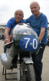 MZ-Legende Heinz Rosner (l.), hier mit Bernd Köhler, nimmt Abschied.