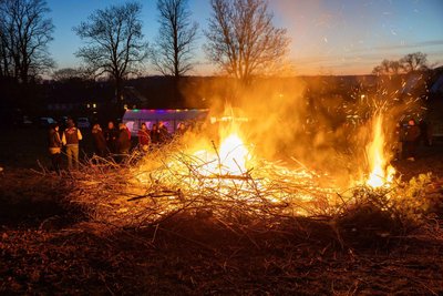 Aus der ganzen Gemeinde sind die Gäste zum Memmendorfer Osterfeuer gekommen.